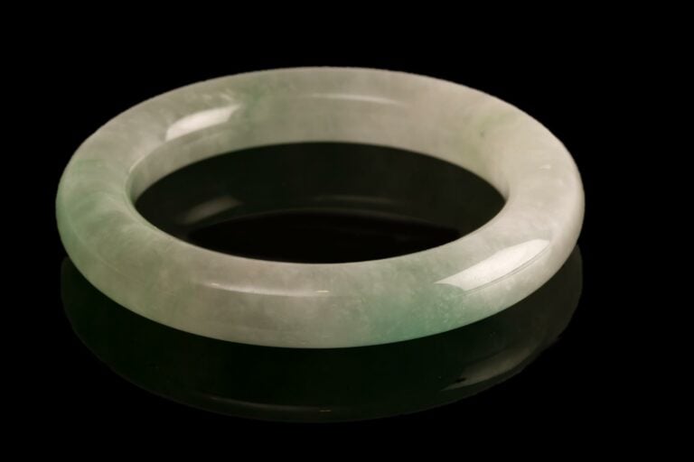 BRACELET EN JADE JADEITE - Chine, Moderne - Pierre blanche translucide aux acce…