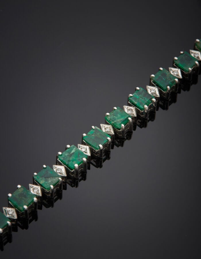 BRACELET en or gris (375‰) 9 carats serti de 25 émeraudes carrées (égrisures),…