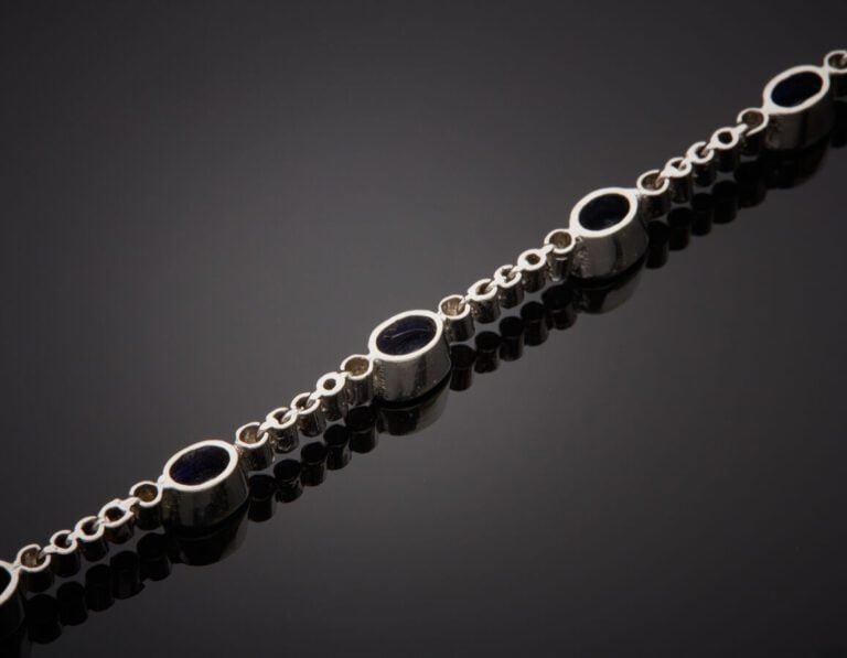 BRACELET en or gris (585‰) 14 carats, composé de dix saphirs ovales en serti cl…