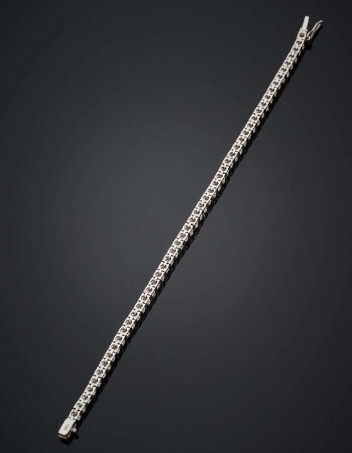 BRACELET en or gris (585‰) 14 carats, serti d'un alignement de 53 diamants tail…