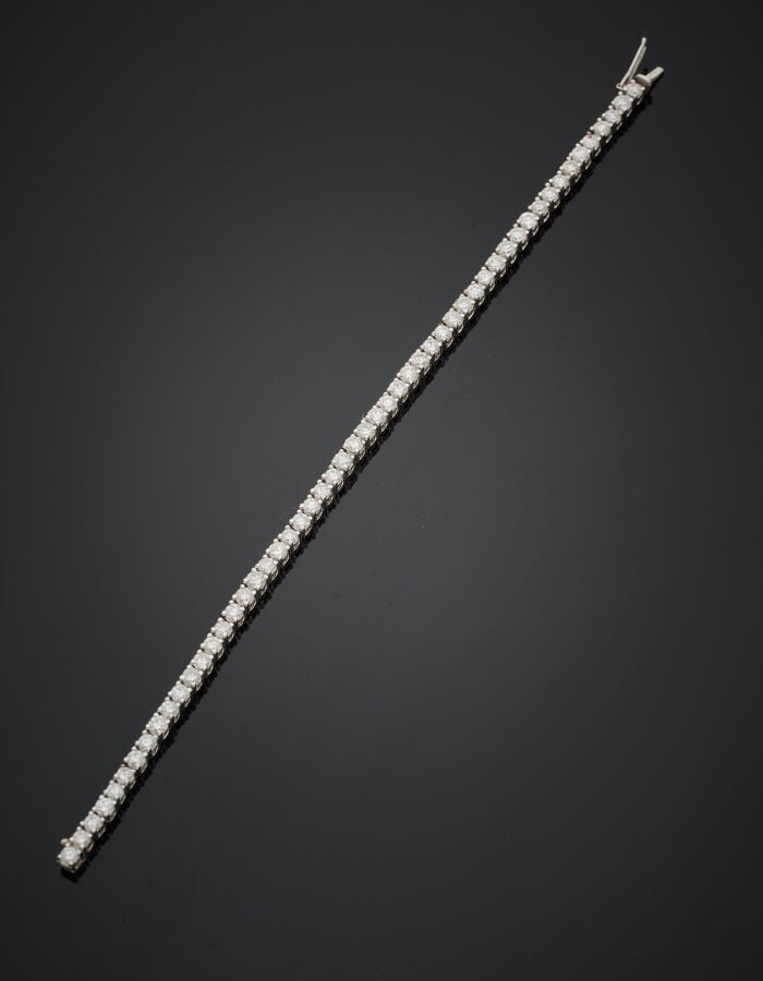 BRACELET en or gris (585‰) 14 carats, serti d'un alignement de 53 diamants tail…