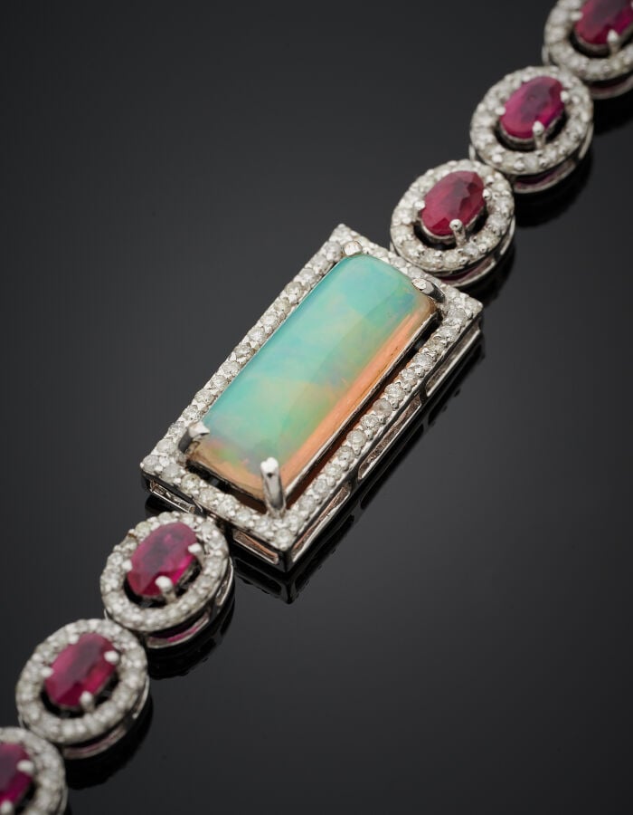 BRACELET en or gris (585‰) 14 carats, serti d'un alignement de rubis ovales ent…