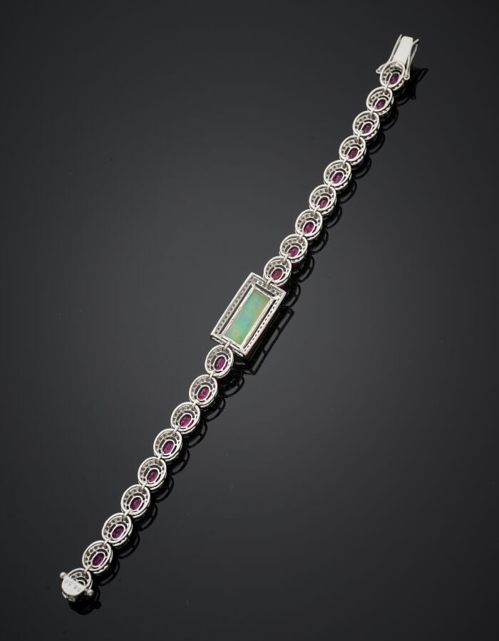 BRACELET en or gris (585‰) 14 carats, serti d'un alignement de rubis ovales ent…