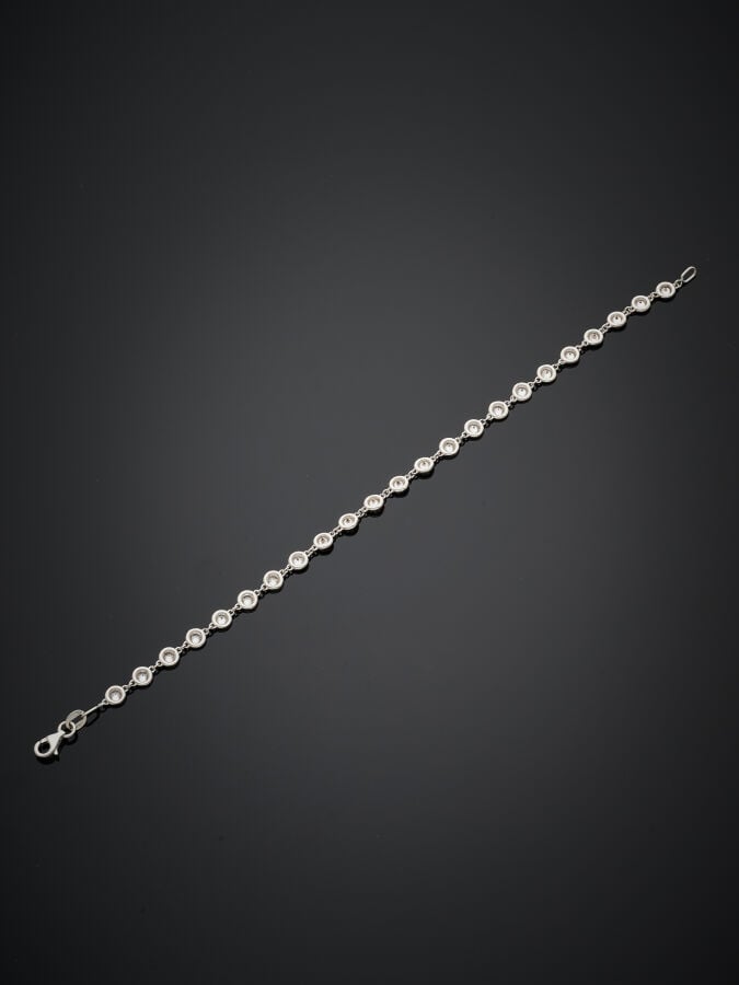 BRACELET en or gris (750‰) composé de 23 diamants taille brillant en serti clos…