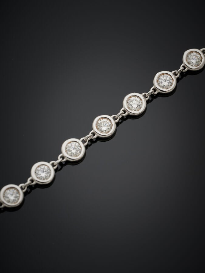 BRACELET en or gris (750‰) composé de 23 diamants taille brillant en serti clos…