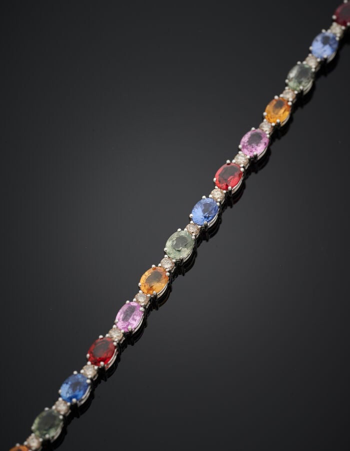 BRACELET en or gris (750‰) serti d'un alignement de saphirs multicolores ovales…
