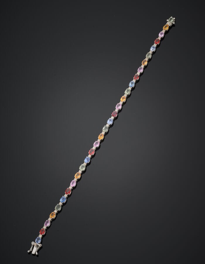 BRACELET en or gris (750‰) serti d'un alignement de saphirs multicolores ovales…