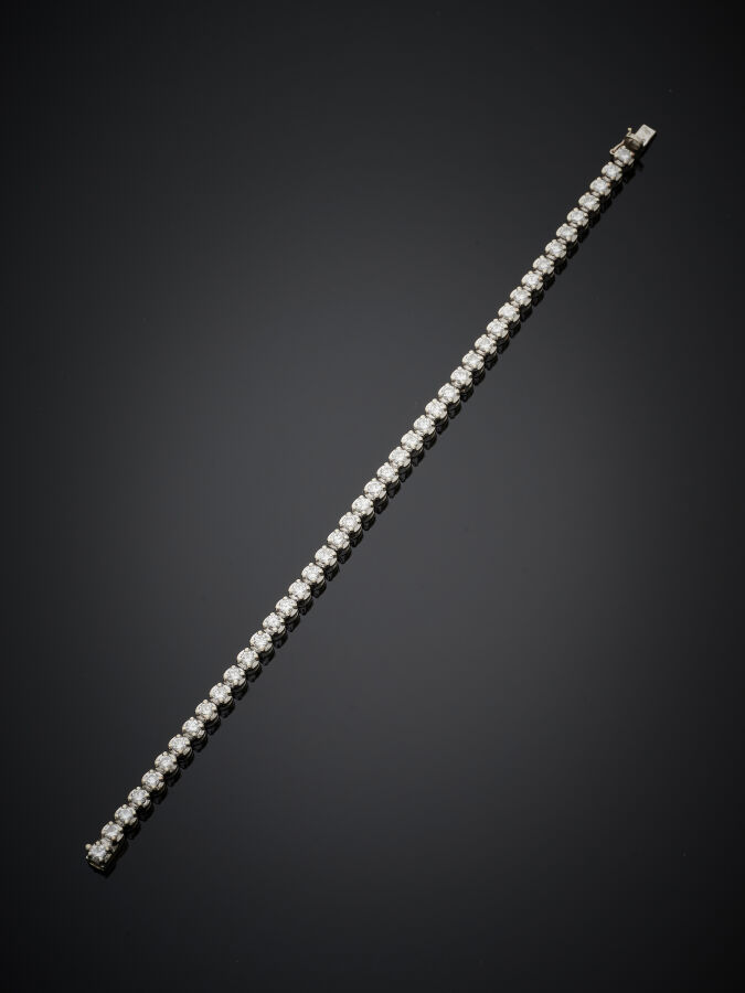 BRACELET en or gris (750‰) serti de 43 diamants taille brillant. - Long.: 18,5…