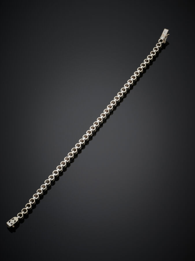 BRACELET en or gris (750‰) serti de 43 diamants taille brillant. - Long.: 18,5…