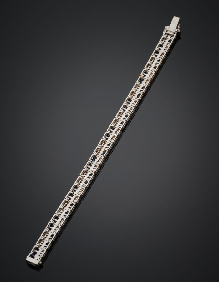 BRACELET en or gris (750‰) serti de deux alignements de diamants et saphirs alt…