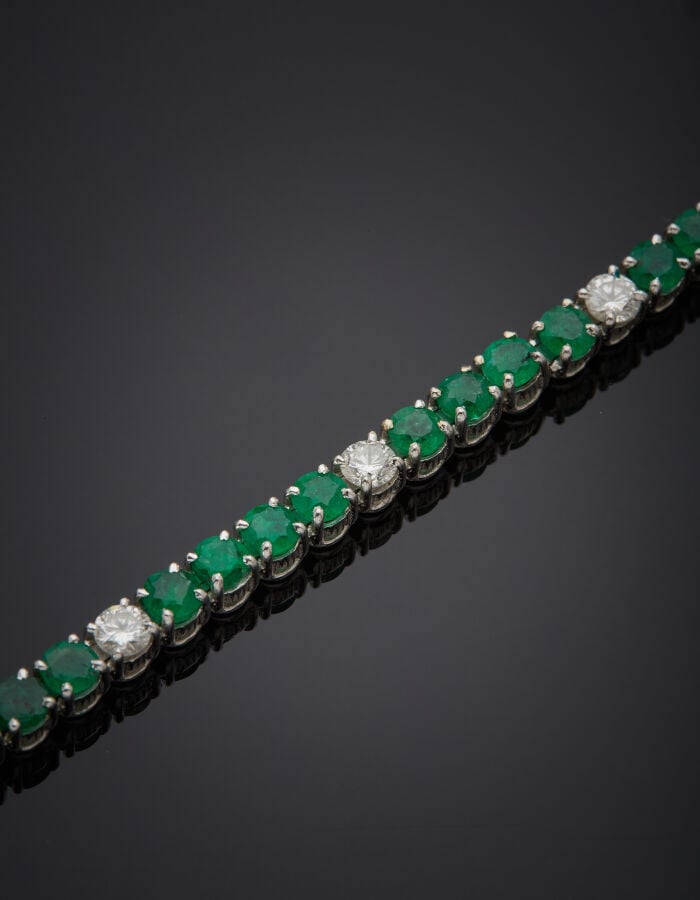 BRACELET en or gris (750‰) serti de dix diamants taille brillant et quarante ém…