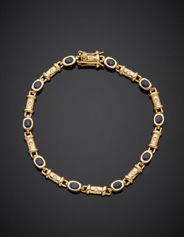 BRACELET en or gris (750‰) serti de dix saphirs ovales, alternés de dix petits…