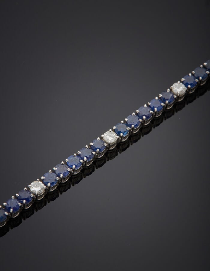 BRACELET en or gris (750‰) serti de huit diamants taille brillant et quarante s…