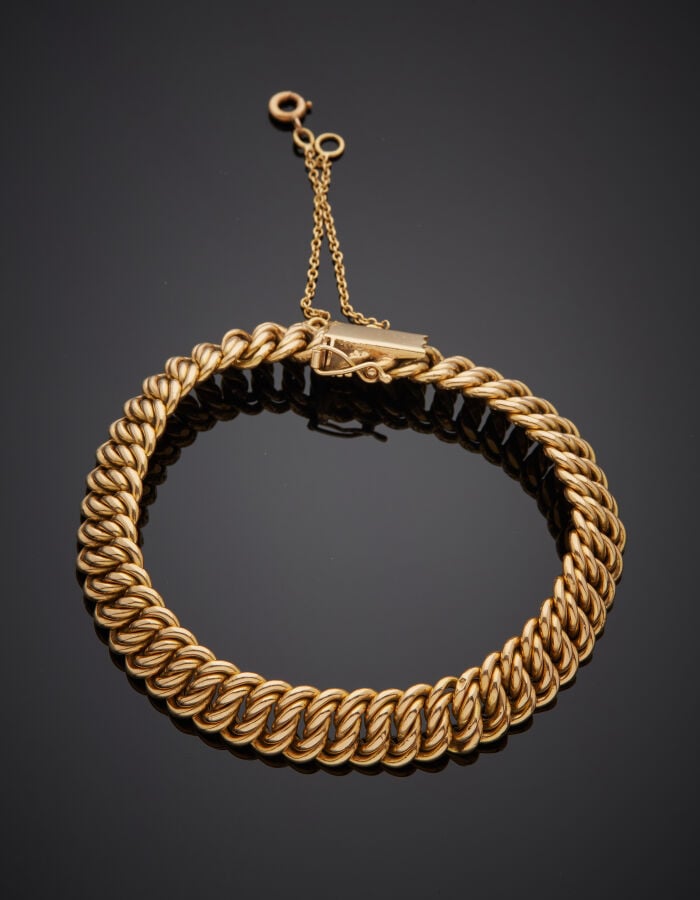 BRACELET en or jaune (750‰) à maille « américaine » partiellement ciselé. Chaîn…