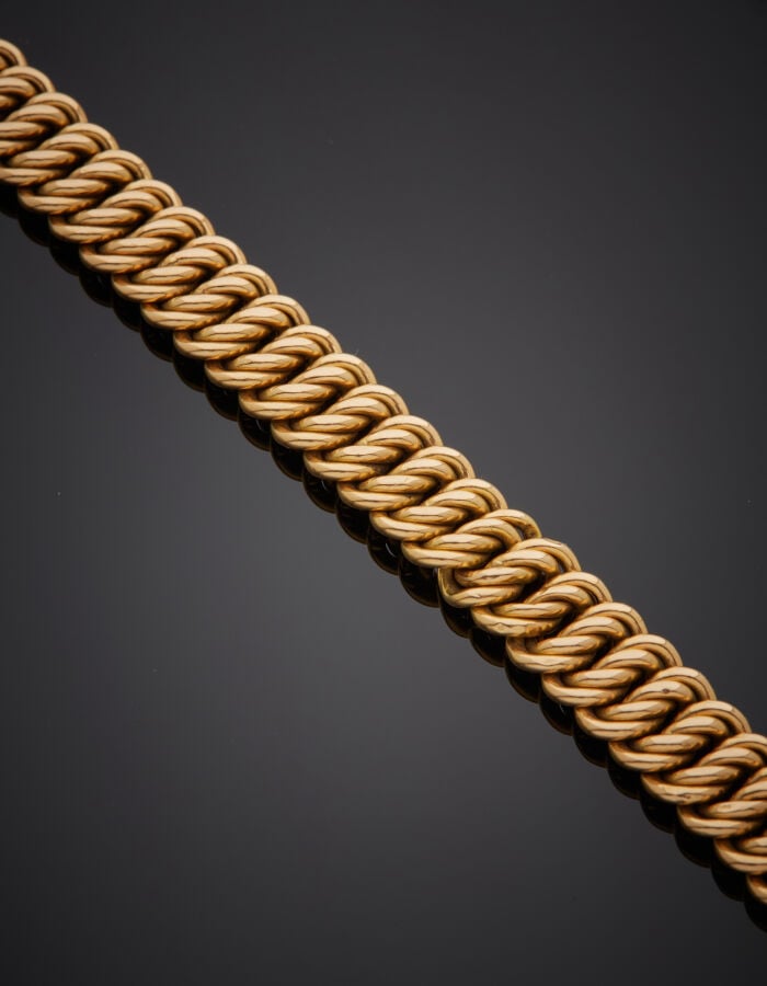 BRACELET en or jaune (750‰) à maille « américaine » partiellement ciselé. Chaîn…