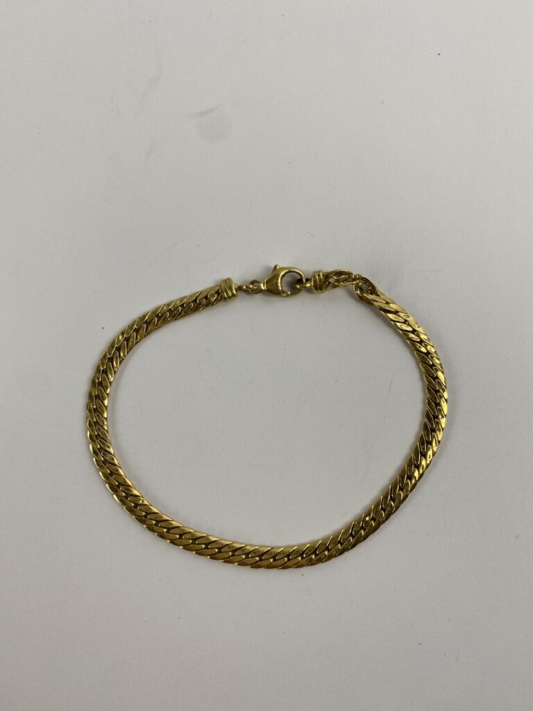 Bracelet en or jaune (750) à maille anglaise - Poids : 5.8 g - L : 17 cm - (acc…