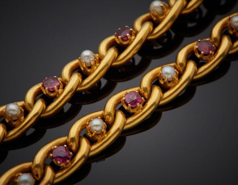 BRACELET en or jaune (750‰) à maille gourmette, serti de onze rubis alternés de…