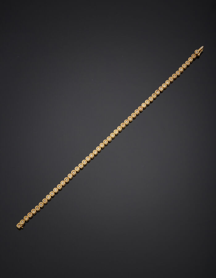 BRACELET en or jaune (750‰) à maillons circulaires, serti de 43 diamants taille…
