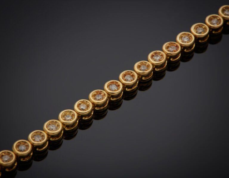 BRACELET en or jaune (750‰) à maillons circulaires, serti de 43 diamants taille…