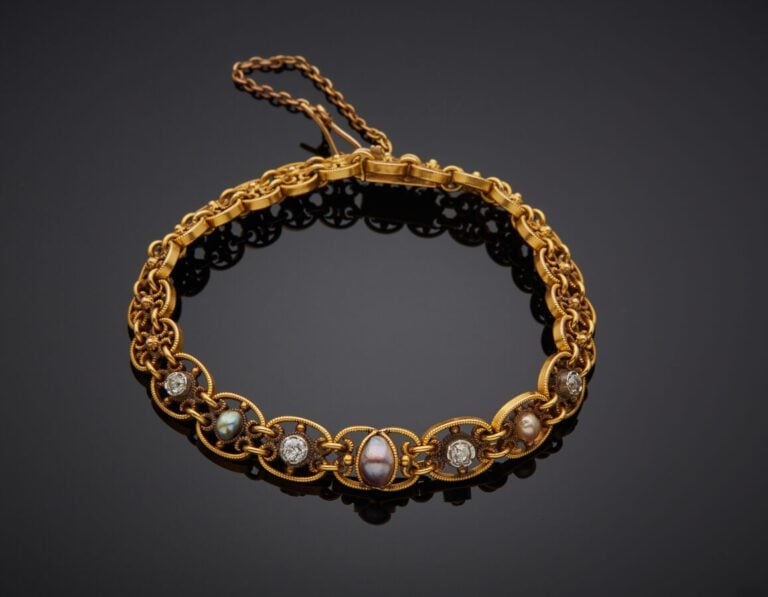BRACELET en or jaune (750‰) ajouré, à maille « volutes » godronnée, serti de qu…