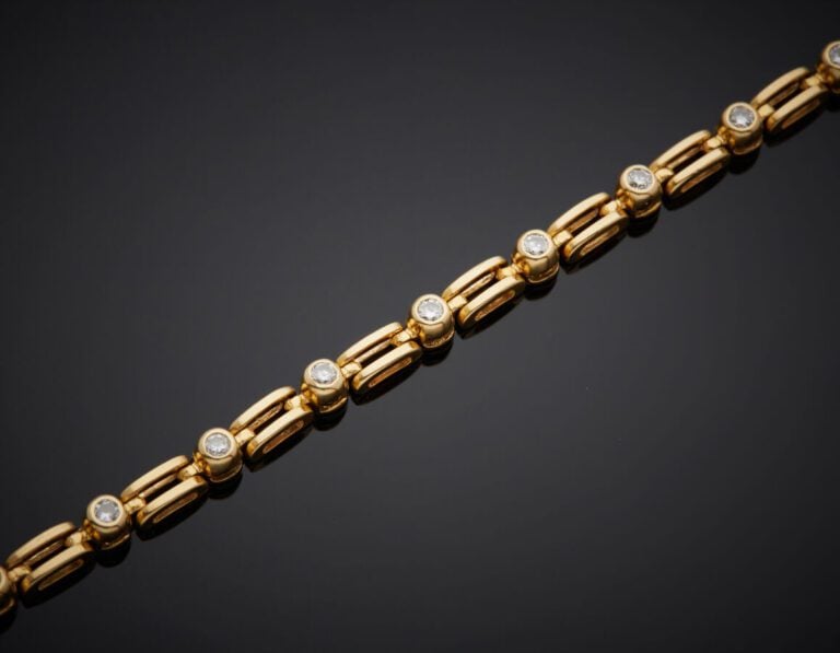 BRACELET en or jaune (750‰) orné de diamants taille brillant en serti clos, alt…