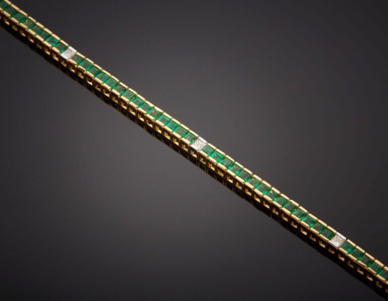 BRACELET en or jaune (750‰) serti d'un alignement d'émeraudes calibrées, altern…