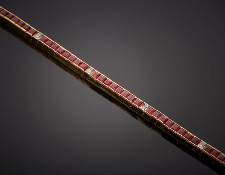 BRACELET en or jaune (750‰) serti d'un alignement de rubis calibrés, alternés d…