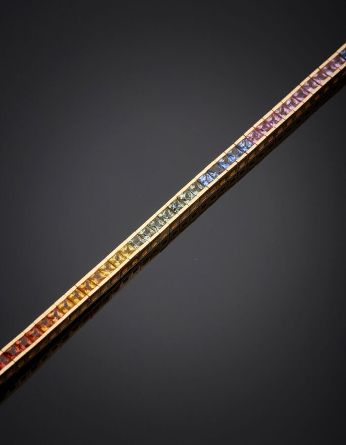 BRACELET en or jaune (750‰) serti d'un alignement de saphirs multicolores calib…