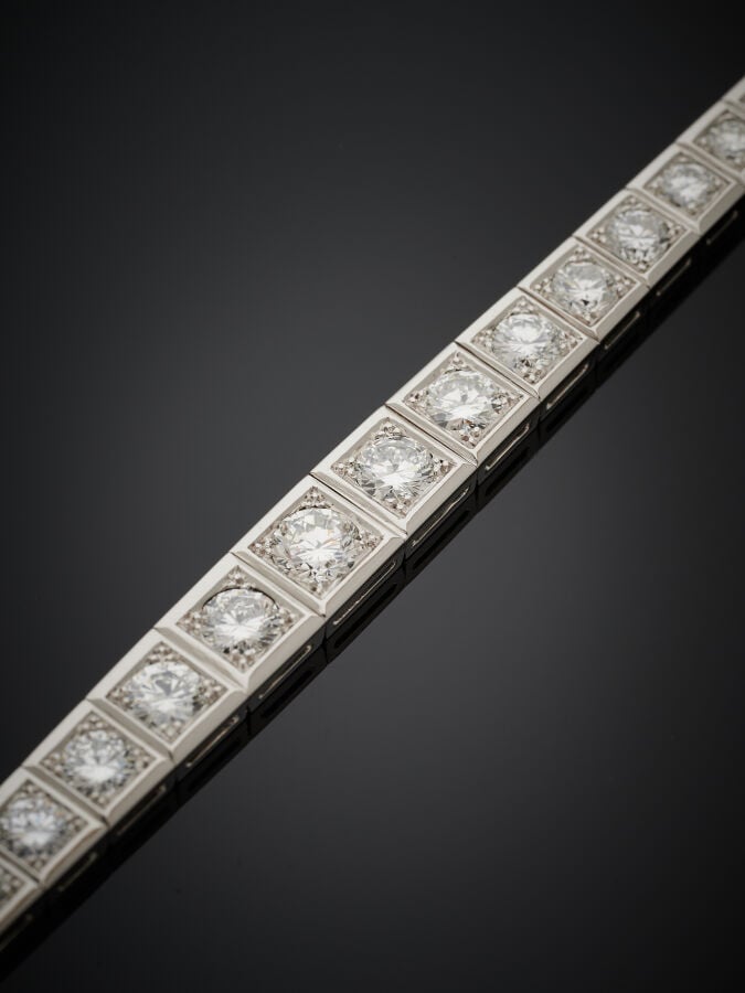 BRACELET en platine (950‰) et or gris (750‰) serti d'un alignement de diamants…