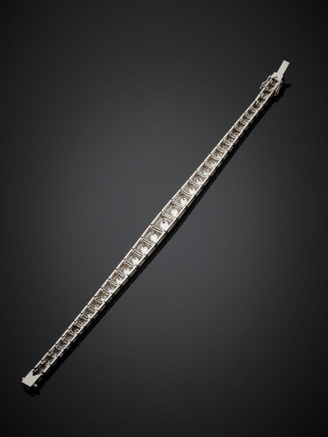 BRACELET en platine (950‰) et or gris (750‰) serti d'un alignement de diamants…