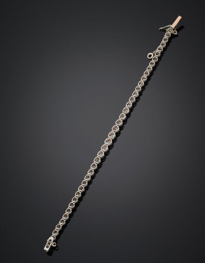 BRACELET en platine (950‰) et or jaune (750‰) serti d'un alignement de 41 diama…