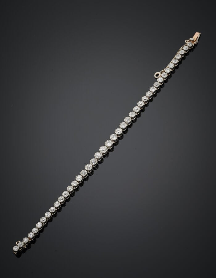 BRACELET en platine (950‰) et or jaune (750‰) serti d'un alignement de 41 diama…