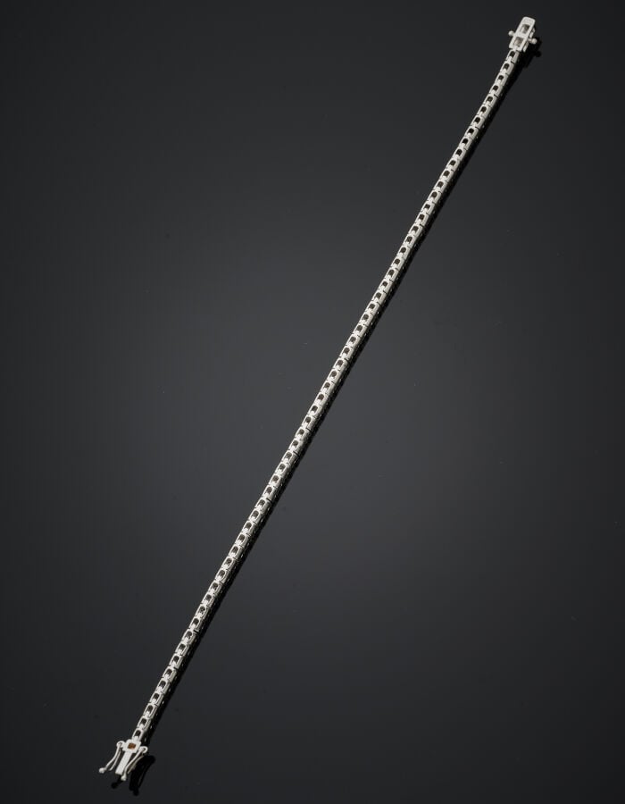 BRACELET en platine (950‰) serti d'un alignement de diamants taille brillant. -…