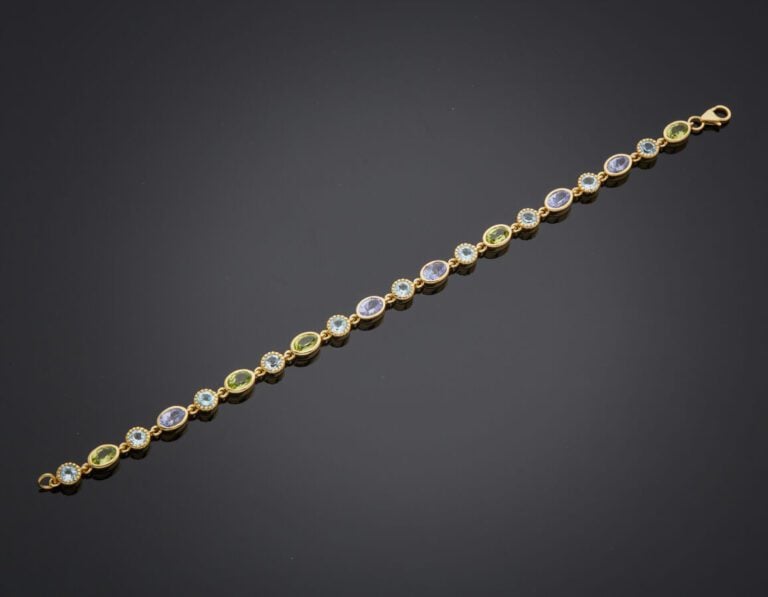 BRACELET en vermeil (925‰) serti de topazes bleues, tanzanites et péridots, de…