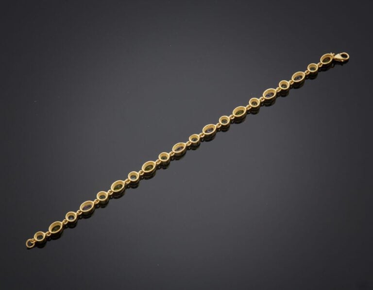 BRACELET en vermeil (925‰) serti de topazes bleues, tanzanites et péridots, de…