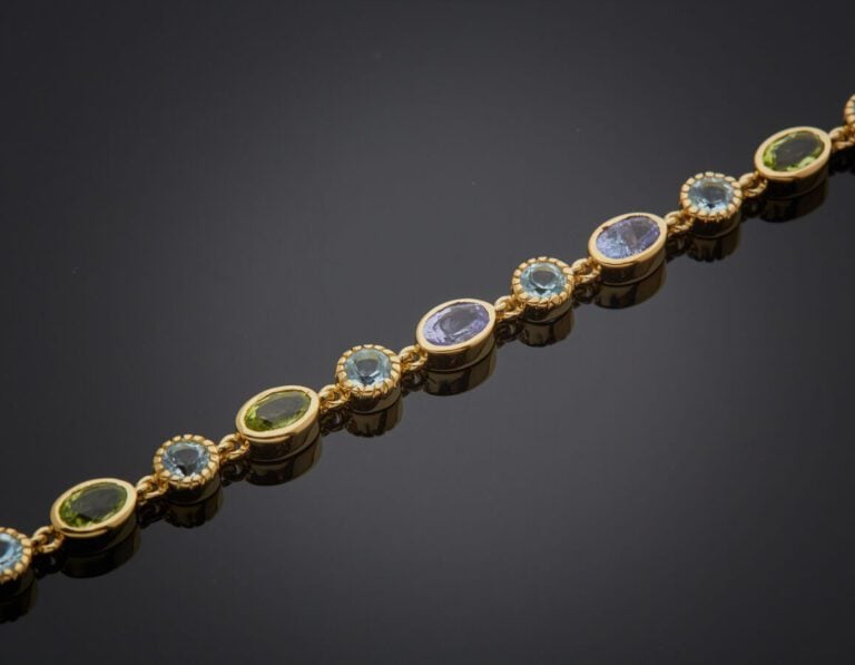 BRACELET en vermeil (925‰) serti de topazes bleues, tanzanites et péridots, de…
