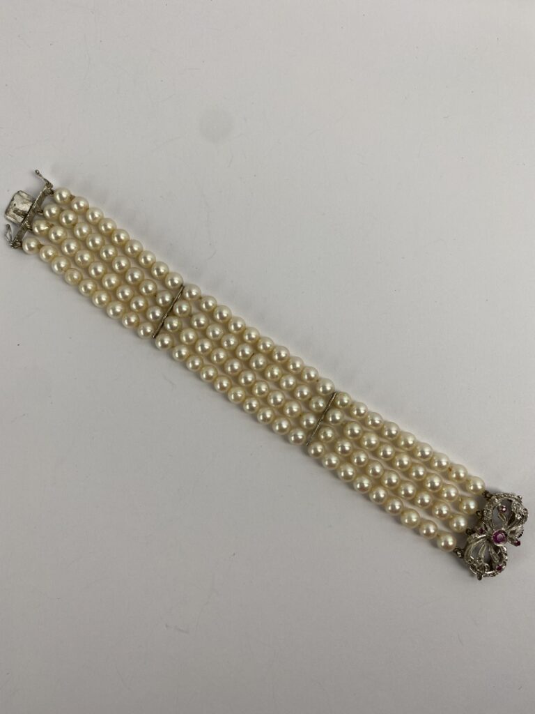 Bracelet formé de quatre rangs de perles de culture, fermoir cliquet en or gris…