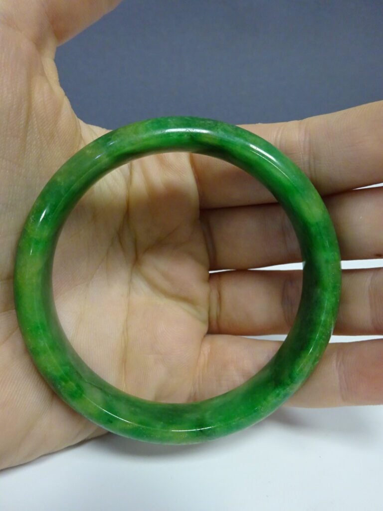 [-] BRACELET JONC EN JADE JADEITE VERT - Chine ou Vietnam - (usures) - D: (inté…