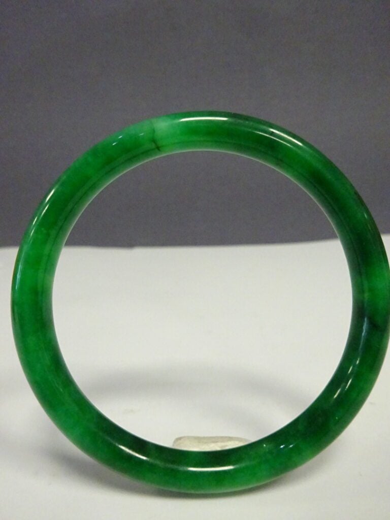 [-] BRACELET JONC EN JADE JADEITE VERT "EMERAUDE" - Chine ou Vietnam - (usures)…