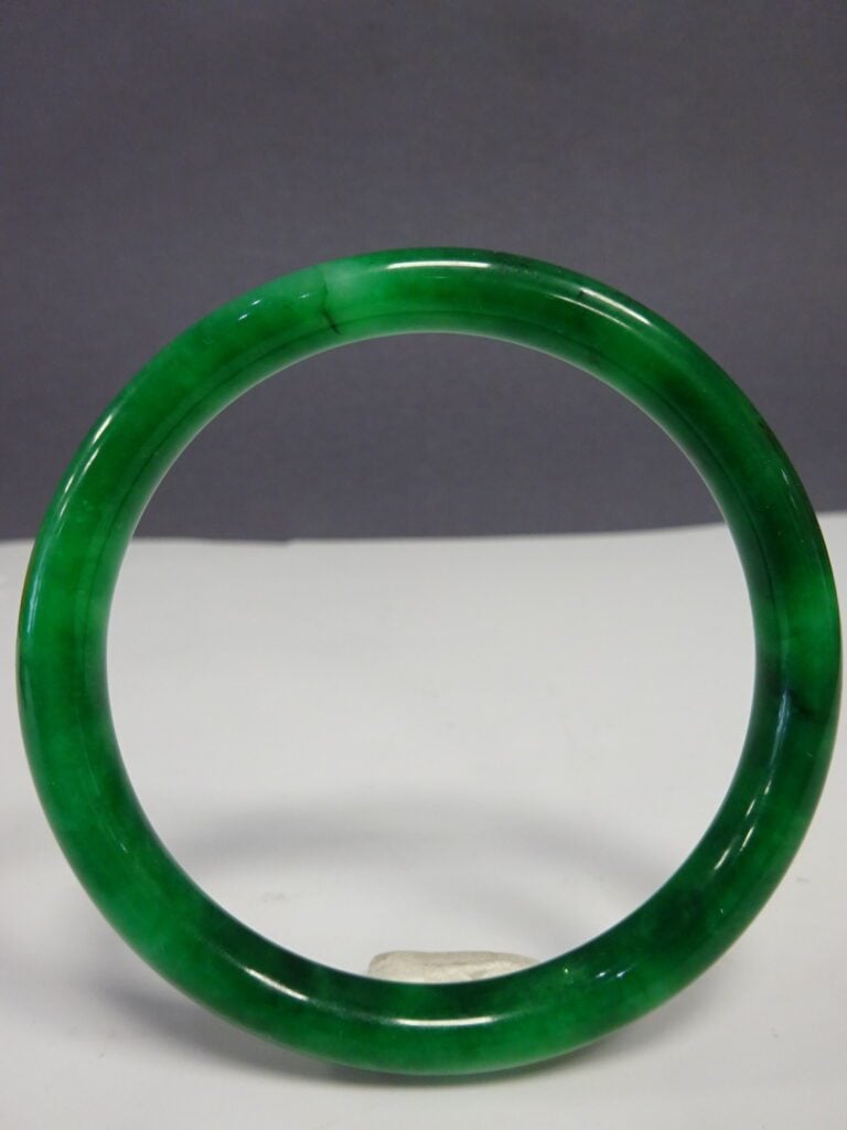 [-] BRACELET JONC EN JADE JADEITE VERT "EMERAUDE" - Chine ou Vietnam - (usures)…