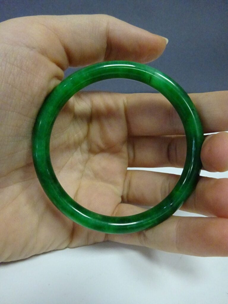 [-] BRACELET JONC EN JADE JADEITE VERT "EMERAUDE" - Chine ou Vietnam - (usures)…