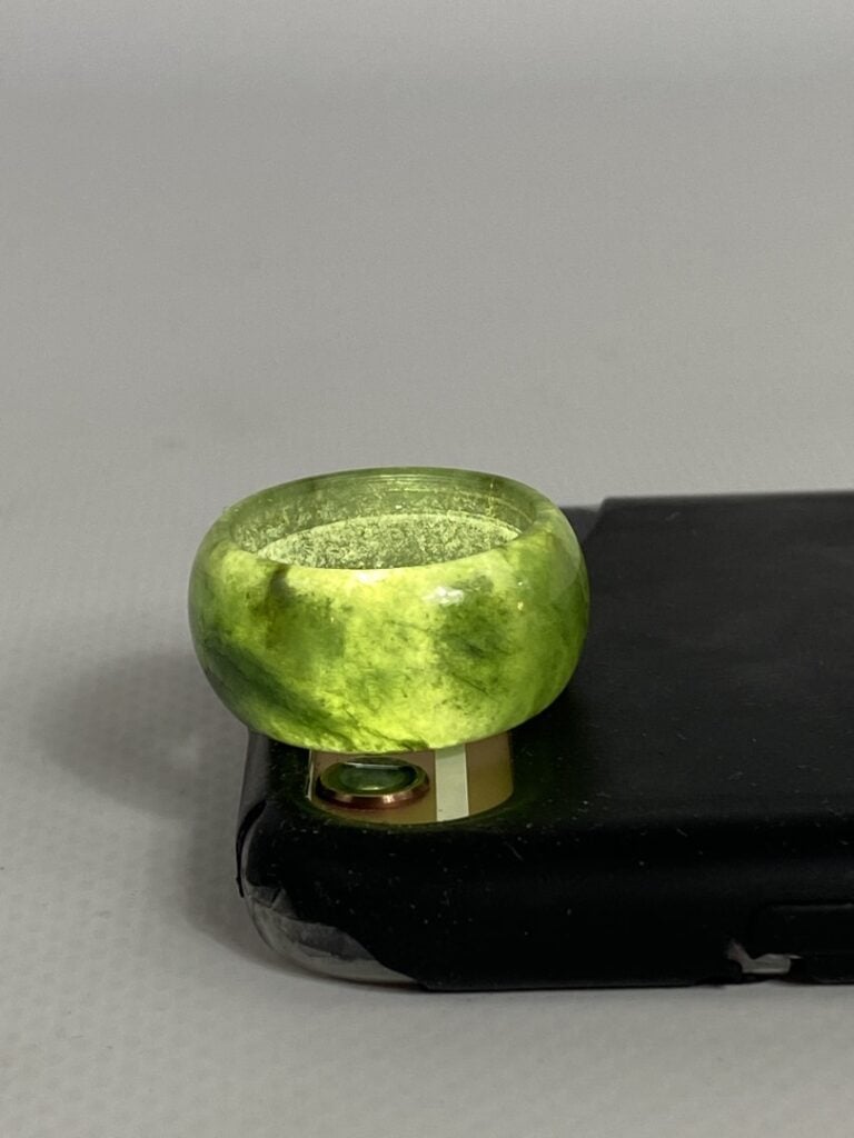 BRACELET JONC EN PIERRE DURE VERTE ET SA BAGUE - Chine - (usures, fêles)