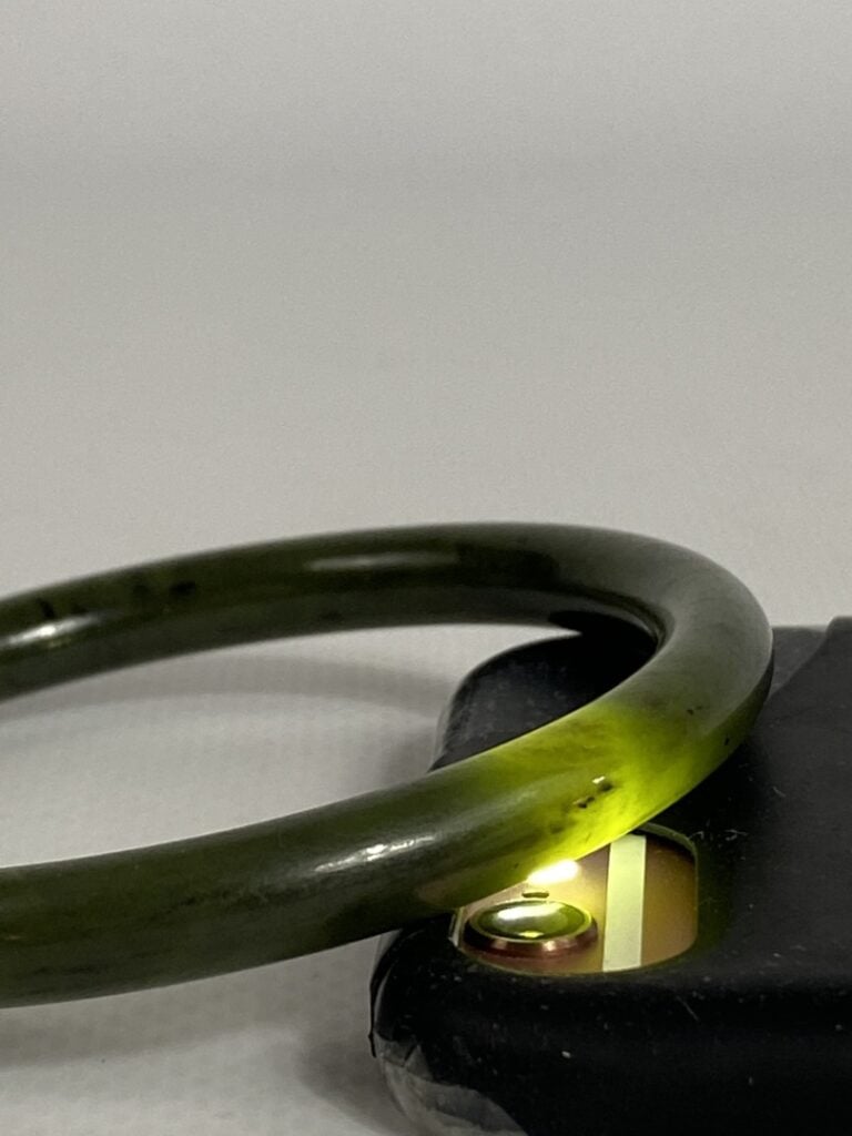 BRACELET JONC EN PIERRE DURE VERTE ET SA BAGUE - Chine - (usures, fêles)