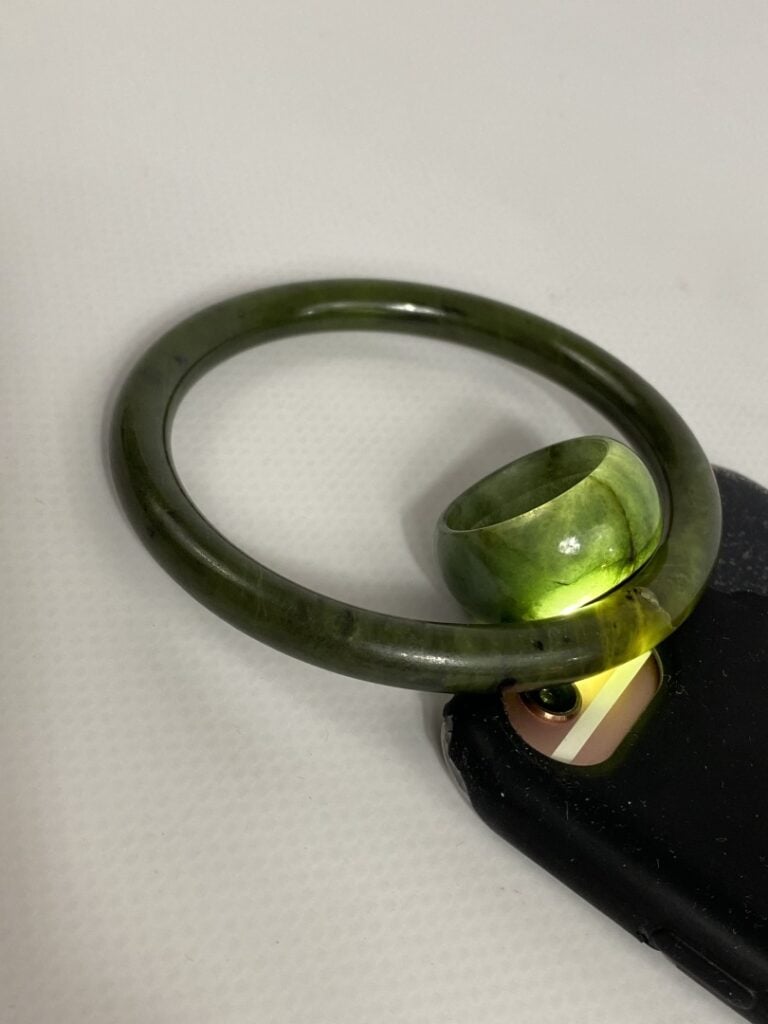 BRACELET JONC EN PIERRE DURE VERTE ET SA BAGUE - Chine - (usures, fêles)