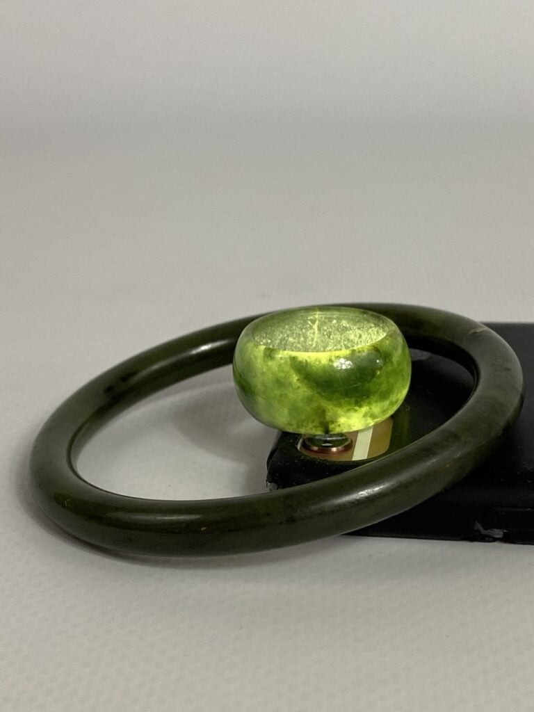 BRACELET JONC EN PIERRE DURE VERTE ET SA BAGUE - Chine - (usures, fêles)