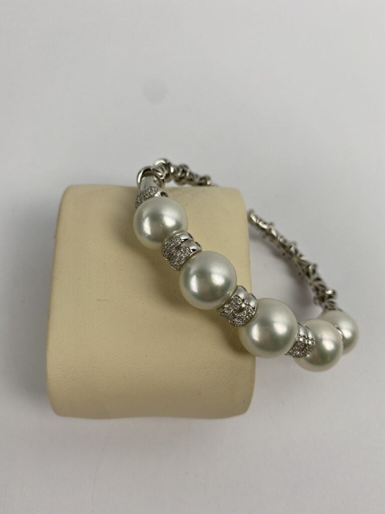 Bracelet jonc ouvert en or gris (750) orné de cinq importantes perles de cultur…
