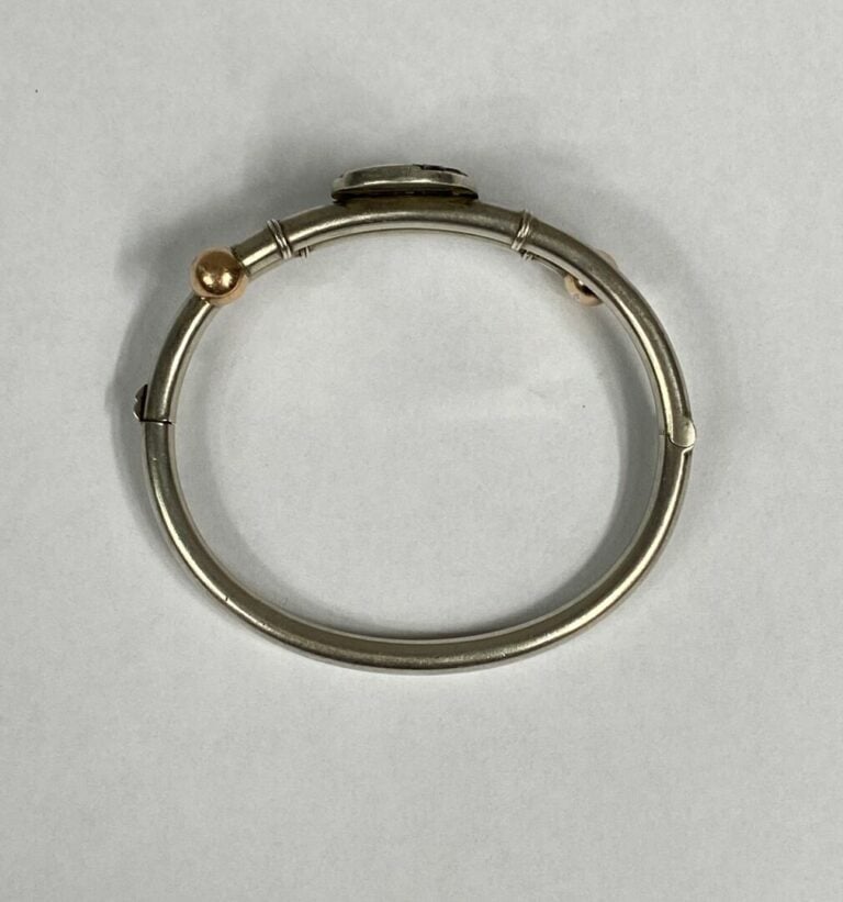 Bracelet jonc ouvrant en argent (925) et or jaune (585) orné d'un motif de fer…