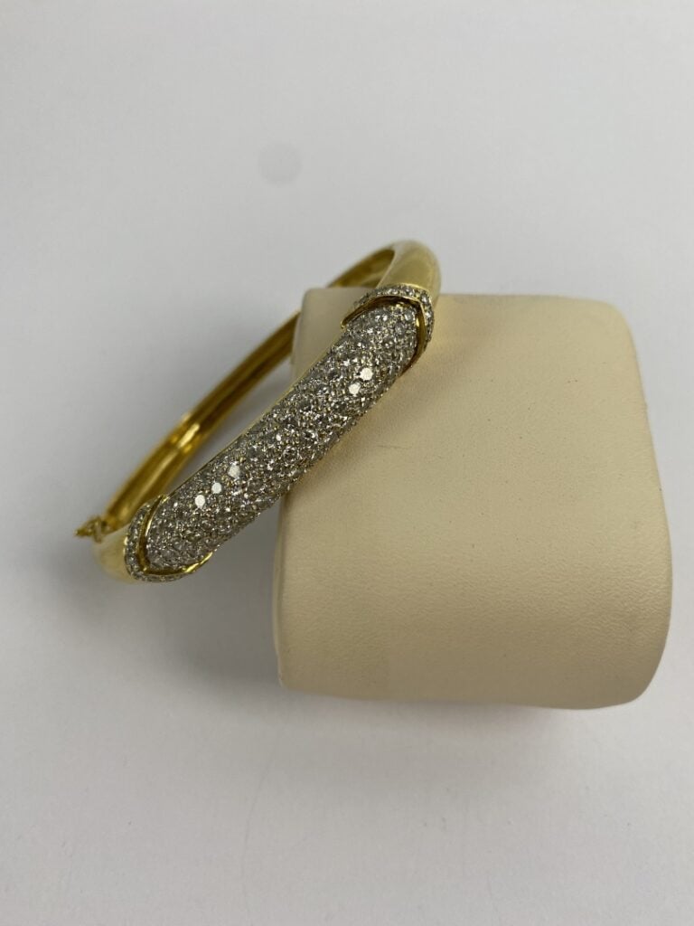 Bracelet jonc ouvrant en or jaune (750) centré d'un pavage de diamants taille b…