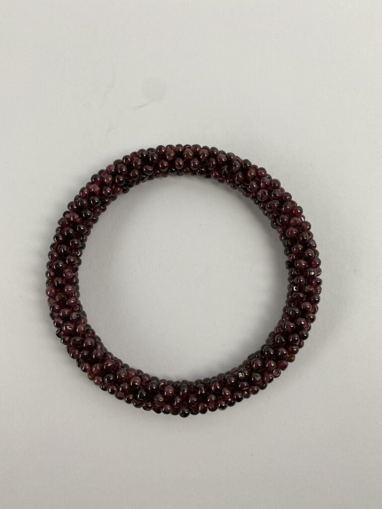 Bracelet jonc rigide orné d'un tressage de billes de grenat - Tour de poignet :…