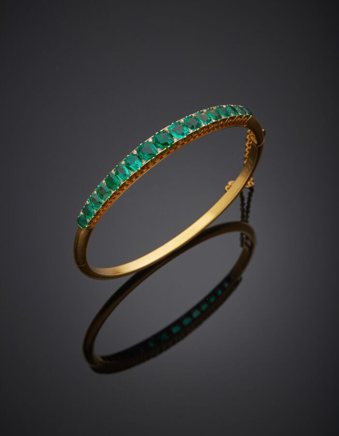 BRACELET « jonc » rigide ouvrant (750‰) serti de 17 émeraudes de forme coussin…
